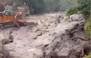 Banjir bandang yang menerjang kawasan Objek Wisata Air Panas Guci, Kabupaten Tegal, Jawa Tengah, Sabtu (20/12/2025). (Foto: Tangkapan layar dari video BNPB).