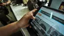 Pengguna tablet membuka salah satu website yang belum diblokir Kemkominfo di Jakarta, Rabu (1/4/2015). Kemkominfo memblokir 22 situs/website bernuansa radikal yang diadukan oleh Badan Nasional Penanggulangan Terorisme (BNPT). (Liputan6.com/Faizal Fanani)