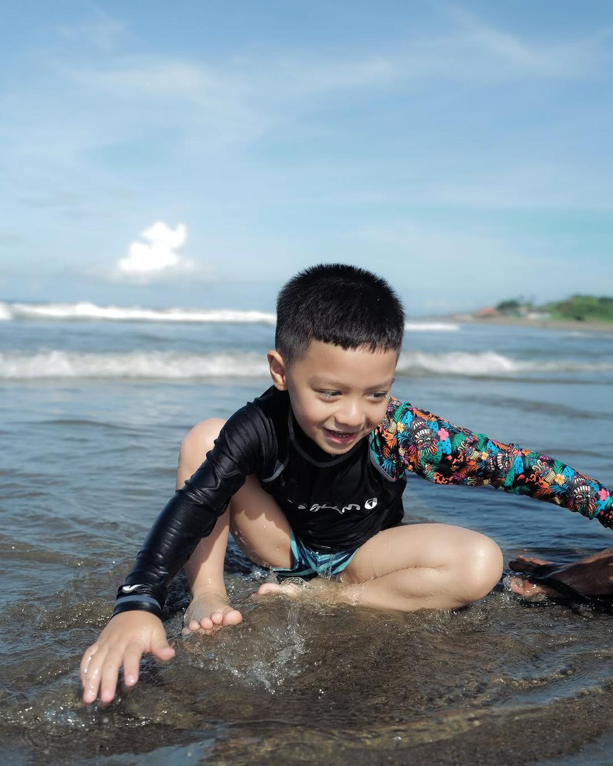 7 Potret Irish Bella Ajak Main Anak di Pantai, Tak Lupa Foto Bareng Suami Tercinta