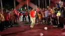 Gubernur DKI Jakarta Djarot Saiful Hidayat menyempatkan diri bermain bola saat meresmikan wajah baru di Monas Jakarta, Sabtu malam (12/8). Pembaruan di Monas seperti toilet, tempat penyimpanan bendera pusaka dan air mancur. (Liputan6.com/Johan Tallo)