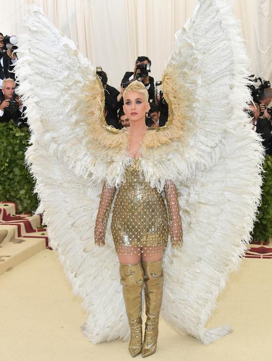 Gaya dandanan penyanyi Katy Perry saat menghadiri Met Gala 2018 di Metropolitan Museum of Art, New York (7/5). Ajang ini merupakan kesempatan bagi para selebritas Hollywood untuk memamerkan penampilan terbaiknya. (Neilson Barnard / Getty Images / AFP)