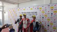 Pembalap Yamaha Racing Indonesia, Aldi Satya Mahendra (kiri) meraih prestasi apik di Asian Road Racing Championship 2023 di Sirkuit Mandalika, Lombok, NTB, Sabtu (12/8/2023). (Bola.com/Hery Kurniawan)