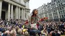Boneka raksasa Little Amal disambut ratusan warga saat tiba di kota London, Inggris, Sabtu (23/10/2021). Little Amal merupakan boneka berukuran raksasa yang menjadi simbol pengungsi anak dari Suriah.(Aaron Chown/PA via AP)