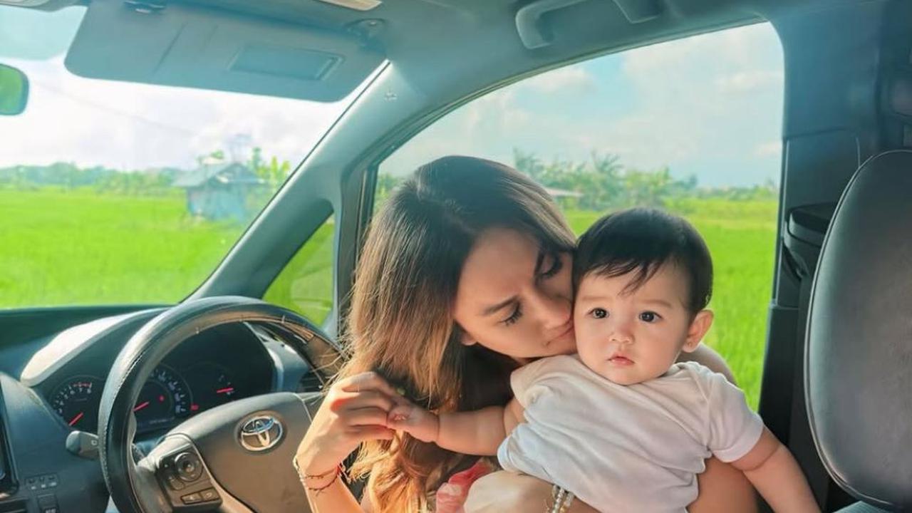 Tinggal di Bali, Tengku Dewi Putri Bagikan Rutinitas Jemput Anak yang Penuh Kejutan