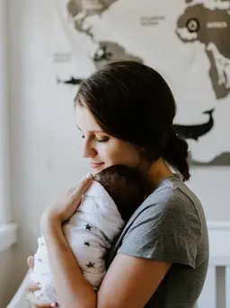 ilustrasi ibu dan bayi/copyright unsplash.com/Kelly Sikema