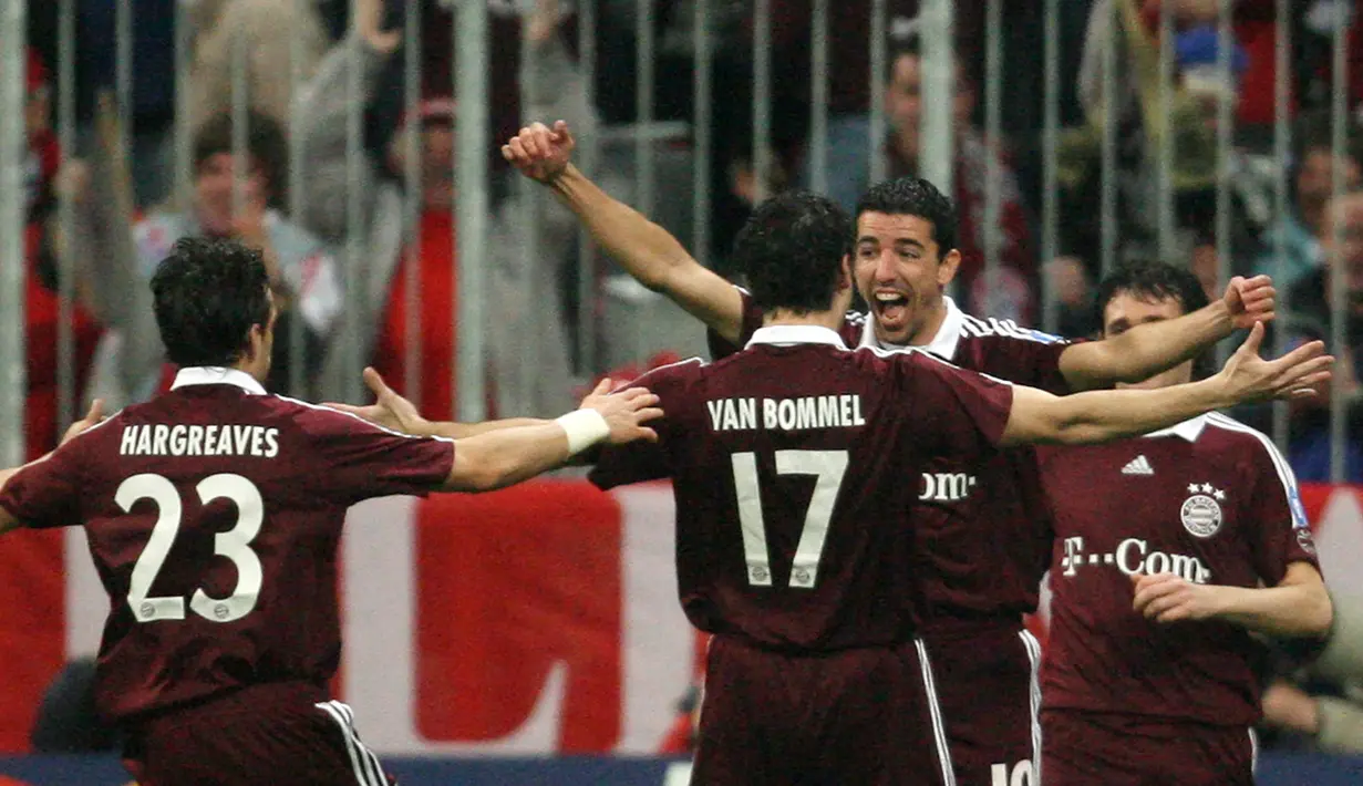 1. Roy Makaay. Striker Bek Bayern Munich asal Belanda ini mencetak gol saat laga berjalan 10,12 detik dalam partai leg kedua babak 16 Besar Liga Champions 2006/07 melawan Real Madrid di Allianz Arena (7/3/2007). Hasil akhir, Bayern Munich menang 2-1 atas Real Madrid. (AFP/John MacDougall)