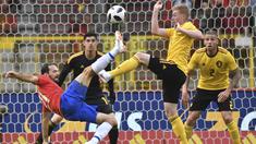Aksi pemain Kosta Rika, Marco Urena (kiri) mencoba melepaskan tembakan saat di adang pemain Belgia, Kevin De Bruyne pada laga uji coba di King Baudouin stadium, Brussels, (11/6/2018). Belgia menang 4-1. (AP/Geert Vanden Wijngaert)