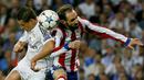Striker Real Madrid, Chicharito, duel udara dengan pemain Atletico Madrid, Juanfran, pada laga perempat final Liga Champions di Stadion Santiago Bernabeu, Spanyol, Rabu (22/4/2015). (EPA/Juanjo Martin)
