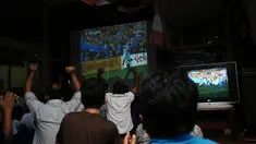 PSSI dan PSSI Pers menggelar nonton bareng laga perempat final Piala Dunia 2014 di Senayan, Jakarta, (5/7/2014). (Liputan6.com/Helmi Fithriansyah)