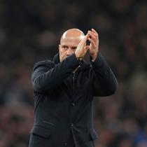 Pelatih Liverpool, Arne Slot, bertepuk tangan setelah pertandingan Liga Inggris melawan Sunderland di Anfield, Kamis, 4 Desember 2025. (AP Photo/Jon Super)