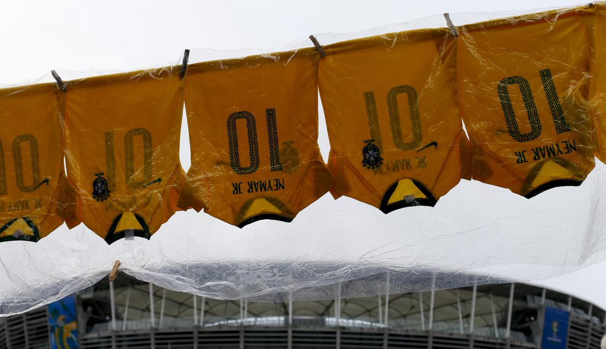 Jersey kualitas rendah bertuliskan nama Neymar dijual di sekitar stadion Arena Fonte Nova, Salvador, Brasil. (AP/Natacha Pisarenko)