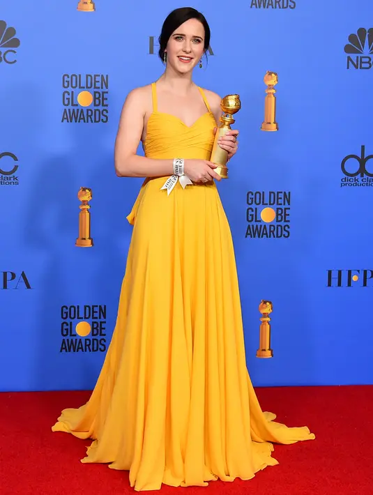Rachel Brosnahan tersenyum saat berpose dengan penghargaan Aktris Terbaik dalam Serial televisi, Komedi atau Musikal untuk serial "The Marvelous Mrs. Maisel" selama 76th Golden Globe Awards di Beverly Hills, California (7/1). (AP Photo/Jordan Strauss)