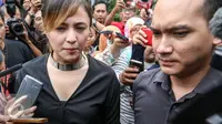 Marshanda didampingi Egi Jhon usai menjenguk ayahnya, Irwan Yusuf di Panti Sosial Bina Insani 2. (Liputan6.com/Yoppy Renato)