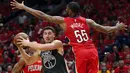Pemain Warriors, Klay Thompson (11)  mencoba melewati adangan pemain Pelicans, E'Twaun Moore (55) pada laga gim ketiga semifinal NBA basketball playoff di Smoothie King Center, New Orleans, (4/5/2018). Pelicans menang 119-100. (AP/Gerald Herbert)