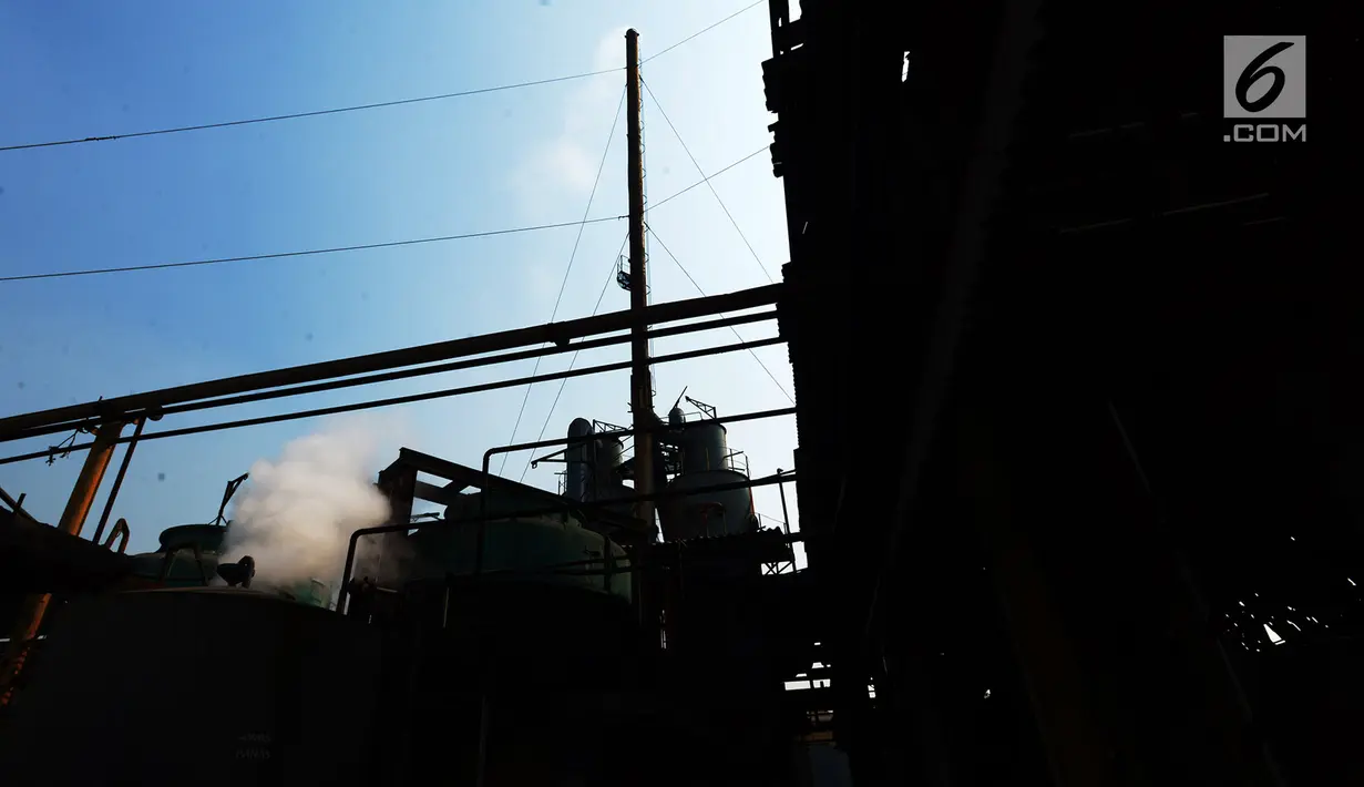 Cerobong pabrik PT Hong Xin Steel mengeluarkan asap saat petugas Laboratorium Dinas Lingkungan Hidup DKI Jakarta melakukan sidak, Cakung, Jakarta, Kamis (8/8/2019). DLH DKI Jakarta meminta pabrik yang mendapatkan sanksi untuk untuk memperbaiki cerobong asap. (merdeka.com/Imam Buhori)