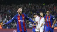 Striker Barcelona, melakukan selebrasi usai mencetak gol saat pertandingan melawan Sevilla pada Lanjutan liga Spanyol di Stadion Camp Nou, Rabu (5/4/2017). Barcelona mengakhiri laga dengan keunggulan 3-0 atas Sevilla. (AP/Manu Fernandez)