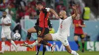 Pemain Timnas Belgia, Eden Hazard (kiri) berebut bola dengan pemain Timnas Maroko, Sofyan Amrabat dalam laga matchday kedua Grup F Piala Dunia 2022 di Al Thumama Stadium, Doha, Qatar, Minggu (27/11/2022) malam WIB. (AP/Frank Augstein)