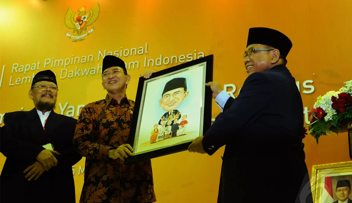 Suryadharma Ali mendapat karikatur dirinya usai membuka Rapimnas LDII di Balai Kartini, Jakarta, Selasa (13/4/2014) (Liputan6.com/Andrian M Tunay).