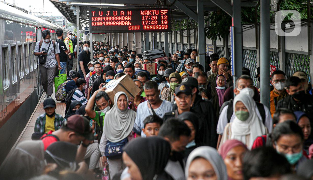 Berdasarkan pantauan di Stasiun Pasar Senen, selain dipenuhi penumpang yang tiba dari arus milir, stasiun juga masih dipenuhi para penumpang yang akan berangkat mudik. (Liputan6.com/Faizal Fanani)