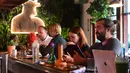 Bong, atau pipa air, terlihat di antara berbagai macam barang di bar di Lowell Cafe di Hollywood Barat, California (30/9/2019). Kafe ini dapat memesan dari menu ganja seperti halnya mereka menggunakan botol anggur. (AFP Photo/Frederic J. Brown)