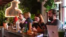 Bong, atau pipa air, terlihat di antara berbagai macam barang di bar di Lowell Cafe di Hollywood Barat, California (30/9/2019). Kafe ini dapat memesan dari menu ganja seperti halnya mereka menggunakan botol anggur. (AFP Photo/Frederic J. Brown)