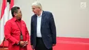 Sekjen DPP PDI Perjuangan Hasto Kristiyanto berbincang dengan Chairman of the Board of Trustee Friedrich Naumann Foundation, Jurgen Morlok di Jakarta, Senin (30/10). Pertemuan membahas kerjasama antarkedua belah pihak. (Liputan6.com/Faizal Fanani)