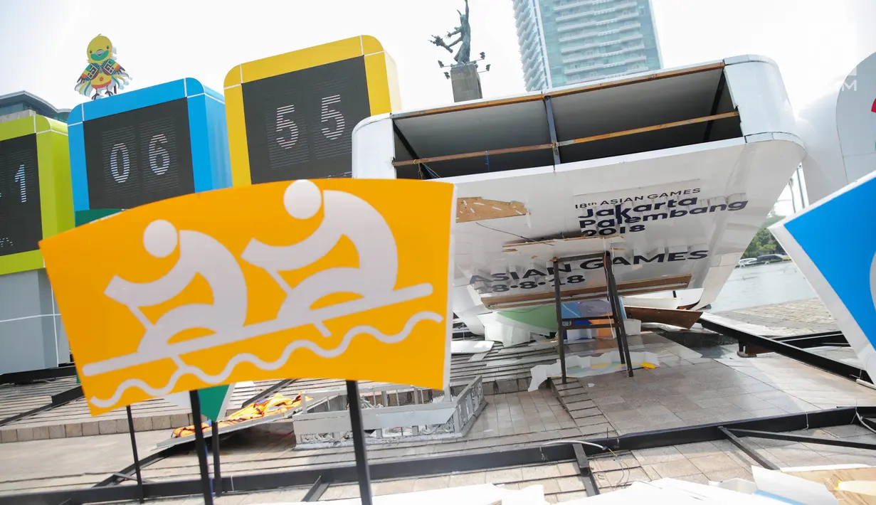 Papan sosialisasi Asian Games 2018 terlihat roboh akibat hujan angin di Bundaran HI, Jakarta, Senin (11/9). Kontruksi besi penahan baliho patah Akibat hujan angin yang mengguyur Jakarta minggu (10/9) malam. (Liputan6.com/Faizal Fanani)