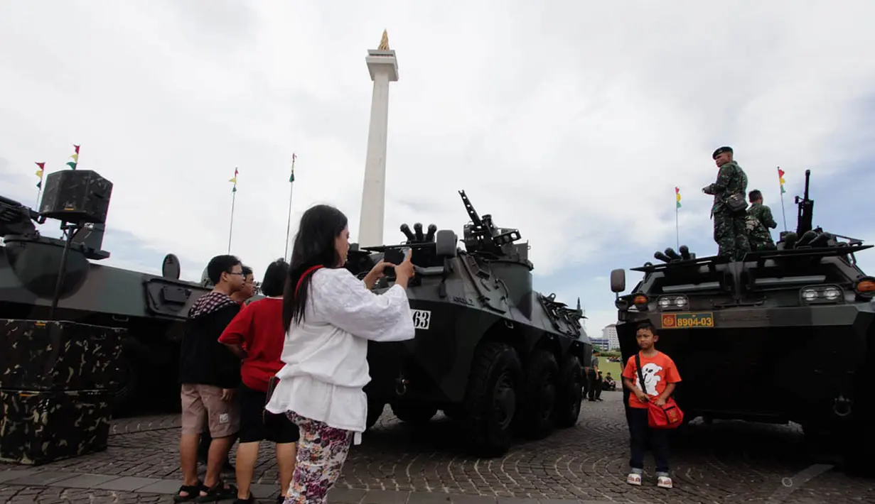 Warga berfoto di kendaraan tempur tank milik TNI AD di Pameran Alutsista, Jakarta, Jumat (12/12/2014). (Liputan6.com/Faizal Fanani)