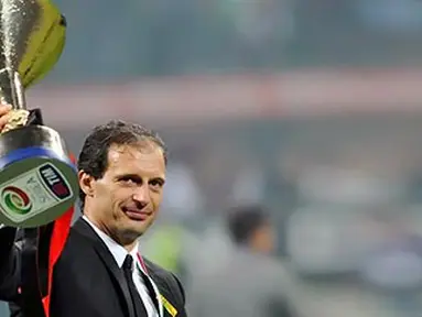 Pelatih AC Milan Massimiliano Allegri mengangkat trofi Serie A dalam selebrasi di San Siro, 14 Mei 2011. Milan merebut gelar scudetto untuk ke-18 kalinya. AFP PHOTO/GIUSEPPE CACACE