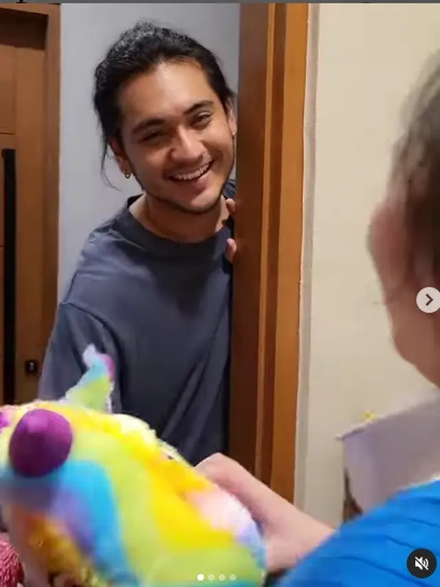 Giorgino Abraham beri hadiah untuk putri Almarhum Hilman Hariwijaya (Foto: Instagram/@nessa.sadin)