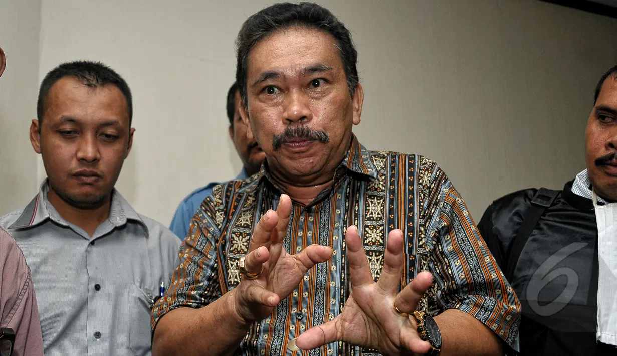 Bupati Tapanuli Tengah non-aktif, Bonaran Situmeang memberikan keterangan pers usai sidang vonis di Pengadilan Tipikor, Jakarta, Senin (11/5/2015). Bonaran terbukti menyuap Akil Mochtar pada pilkada kabupaten Tapteng 2011 (Liputan6.com/Yoppy Renato)