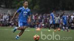 Kapten Persib Bandung, Atep, mengontrol bola saat latihan di Lapangan Lodaya Bandung, Jawa Barat, Rabu (29/3/2017). Latihan Maung Bandung dihadiri ribuan Bobotoh yang penasaran ingin melihat Michael Essien. (Bola.com/Vitalis Yogi Trisna)