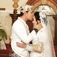 Rizal Armada resmi memersunting kekasihnya, Monica Imas, di Masjid Agung Surakarta, Kamis (28/6/2018)