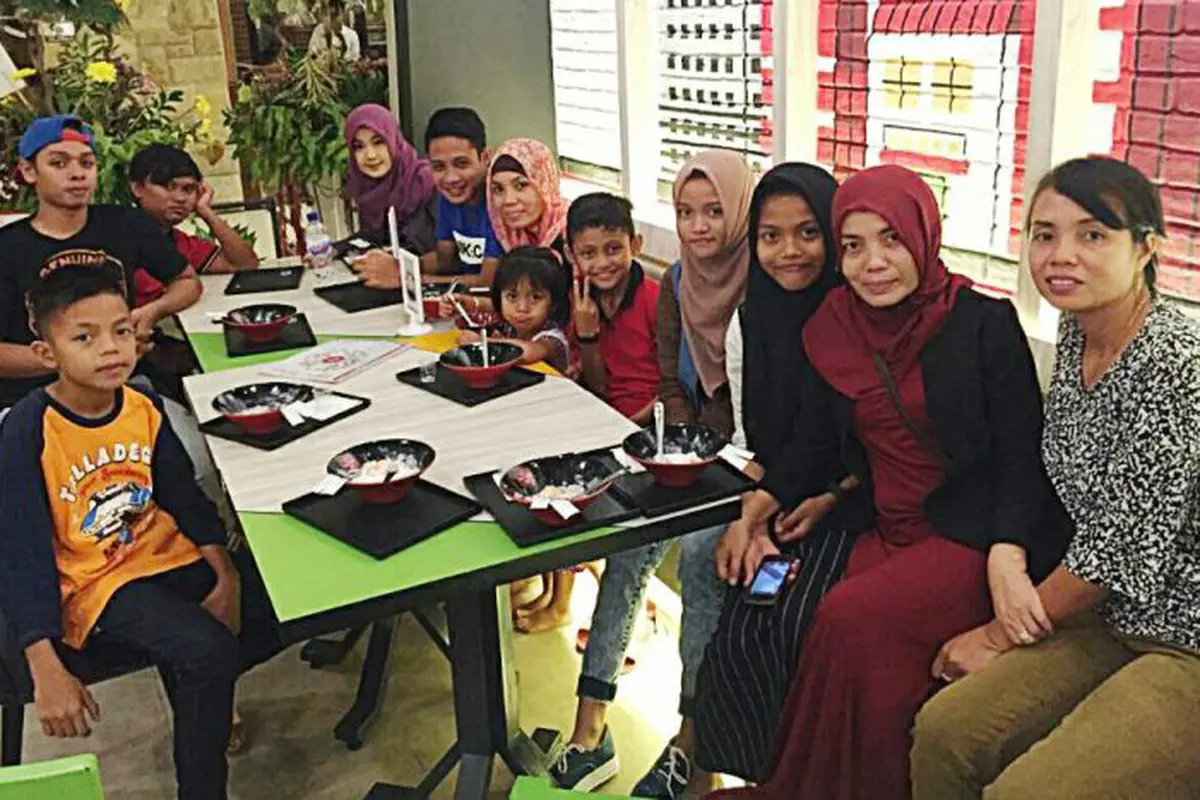 Evan Dimas dan keluarga besarnya bersama sang kekasih, Ishardianti Rahma
