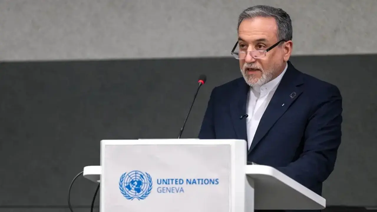 Menteri Luar Negeri Iran Abbas Araqchi saat berbicara dalam Konferensi Perlucutan Senjata di kantor pusat Perserikatan Bangsa-Bangsa (PBB) Eropa di Jenewa, Swiss, Selasa (17/2/2026).