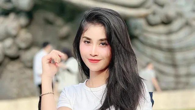 Model majalah dewasa Oliolie yang banting setir jadi penyanyi. (IST / Dokumentasi Pribadi)