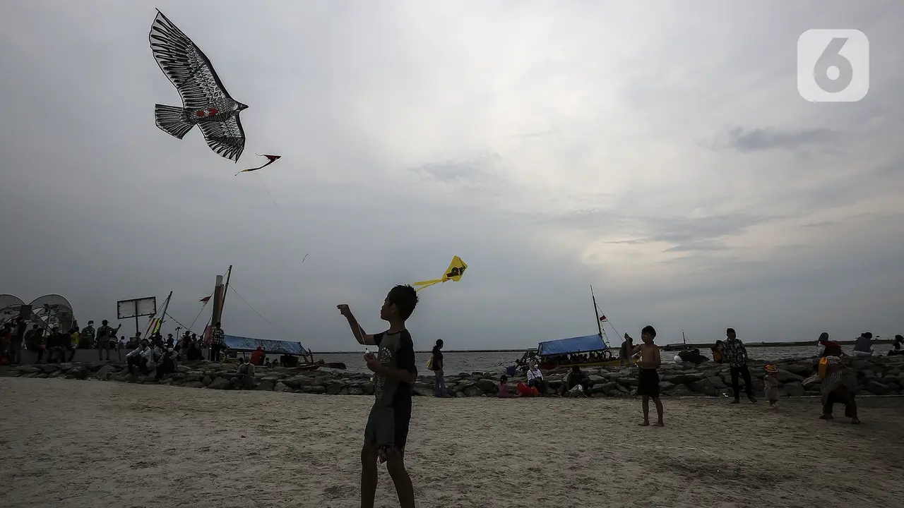 FOTO: Libur Lebaran di Pantai Karnaval Ancol