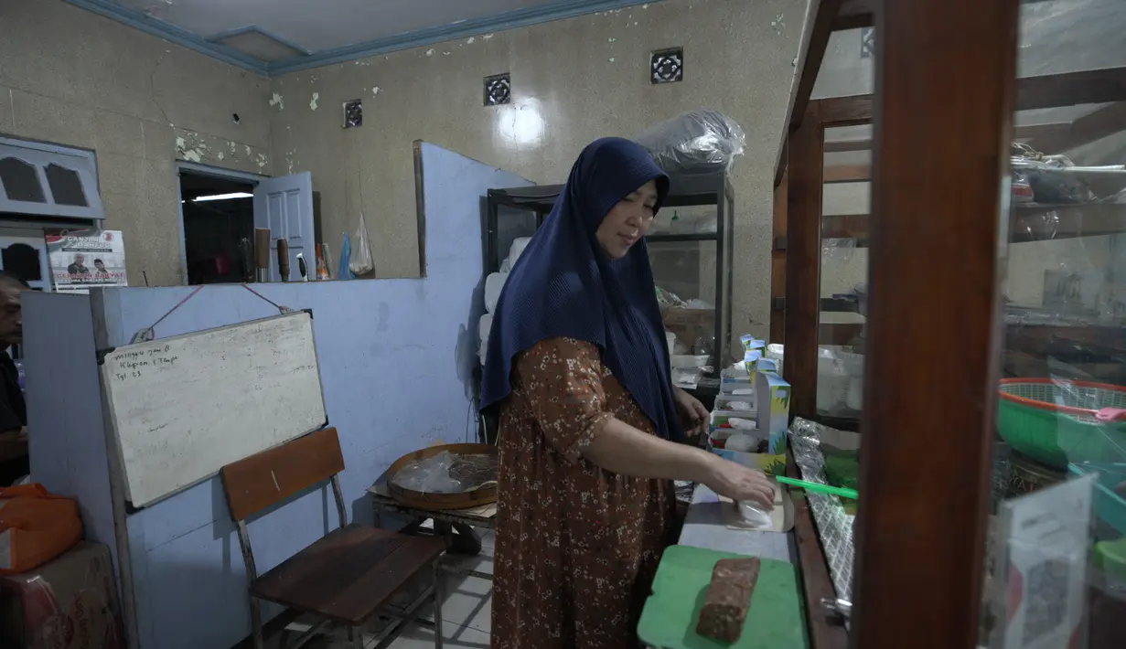 Salah satu pengusaha klepon tersohor di Desa Bulang, yakni Klepon Hj Nunuk . Usaha ini sudah dijalankan turun menurun sejak 1980. Nugraeni Lantarati pemilik Klepon Hj Nunuk merupakan pioner penjual klepon Desa Bulang. Sebagai generasi keempat, di tangannya resep warisan dan tradisi berjualan klepon dari sang nenek terus dilestarikan. (FOTO: Dokumentasi BRI)