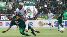 Pemain Tira Persikabo, Wawan Febrianto (kanan) sedang membawa bola yang dihadang oleh bek kanan Persebaya, Novan Setya Sasongko dalam babak 8 besar Piala Presiden 2019 di Stadion Gelora Bung Tomo, Surabaya, Jumat sore (29/3/2019). (Bola.com/Aditya Wany)