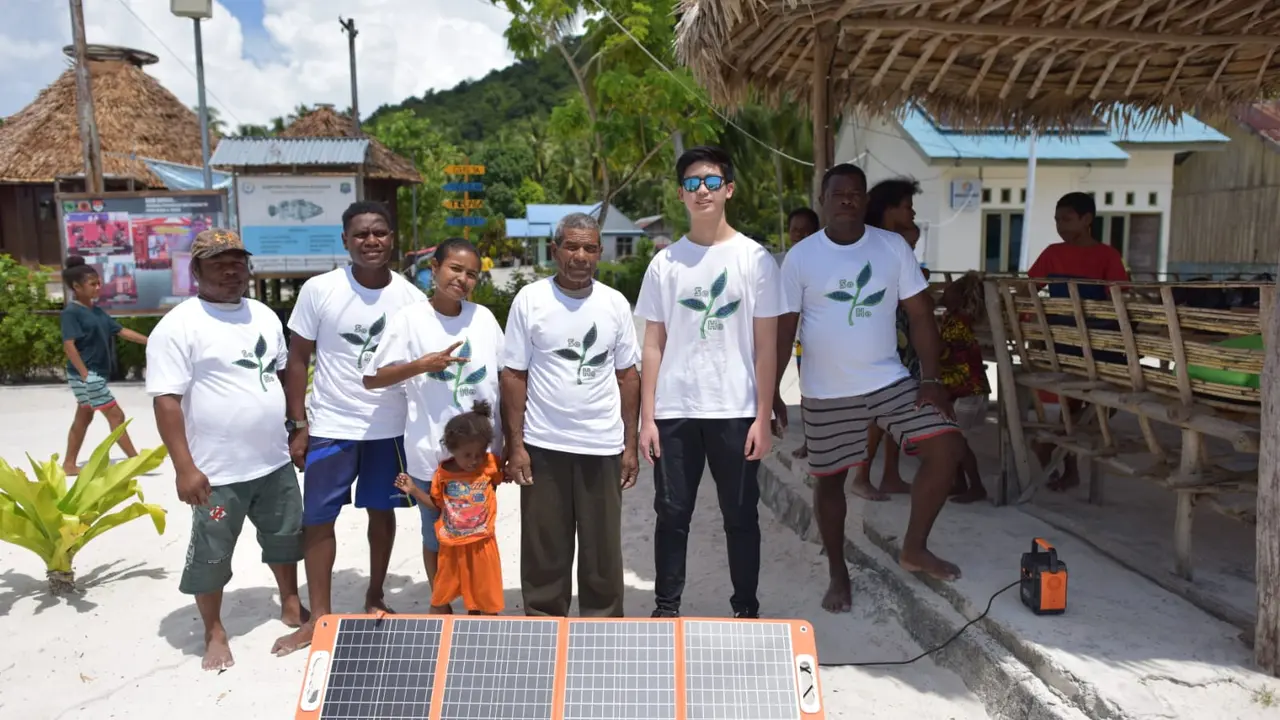 Berdirinya 5 set panel surya di Kampung Sawandarek, Kabupaten Raja Ampat, sebagai salah satu upaya mewujudkan green industry untuk mendukung program transisi energi Pemerintah Indonesia menuju Net Zero Emission pada 2060.
