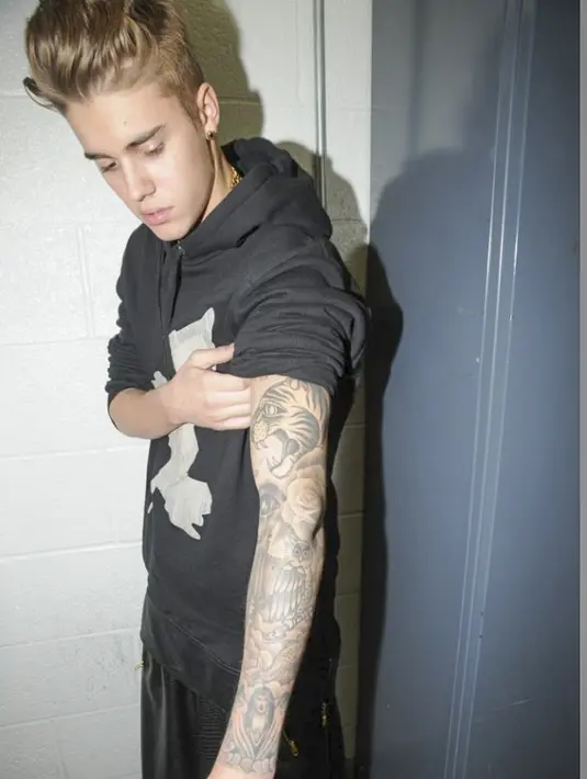 Justin Bieber memiliki hobi mengoleksi tato. Tidak hanya pada lengan, pelantun 'Baby' ini membiarkan seluruh bagian tubuhnya dilukis. (Bintang/EPA)