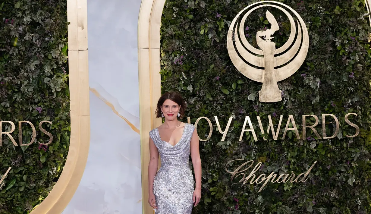 Sementara Millie Bobby Brown yang menerima penghargaan Personality of the Year tampil berkilau dengan anting berlian pear-cut total 18.05 carats, dilengkapi cincin marquise-cut diamond 2 carats, cincin berlian pear-shaped 3.81 carats, serta detail berlian round dan marquise-cut dalam set 18-karat white gold.  [Dok/chopard].