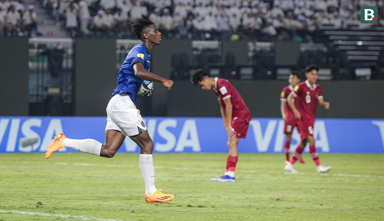 <p>Selebrasi pemain Timnas Ekuador U-17, Allen Obando setelah mencetak gol penyeimbang 1-1 ke gawang Timnas Indonesia U-17 pada laga pertama Grup A Piala Dunia U-17 di Stadion Gelora Bung Tomo, Surabaya, Jumat (10/11/2023) malam WIB. (Bola.com/Bagaskara Lazuardi)</p>