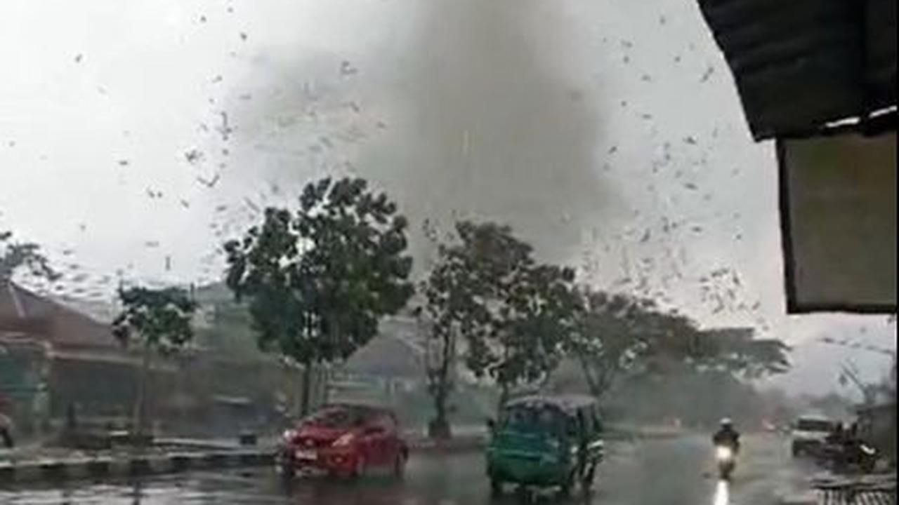Bencana puting beliung kembali terjadi di Kabupaten Bandung di kawasan Rancaekek, Jawa Barat pada Rabu (21/2/2024) sore lalu.<br><br>Beberapa peneliti menyebut puting beliung yang terjadi di wilayah itu menyerupai tornado.<br>
