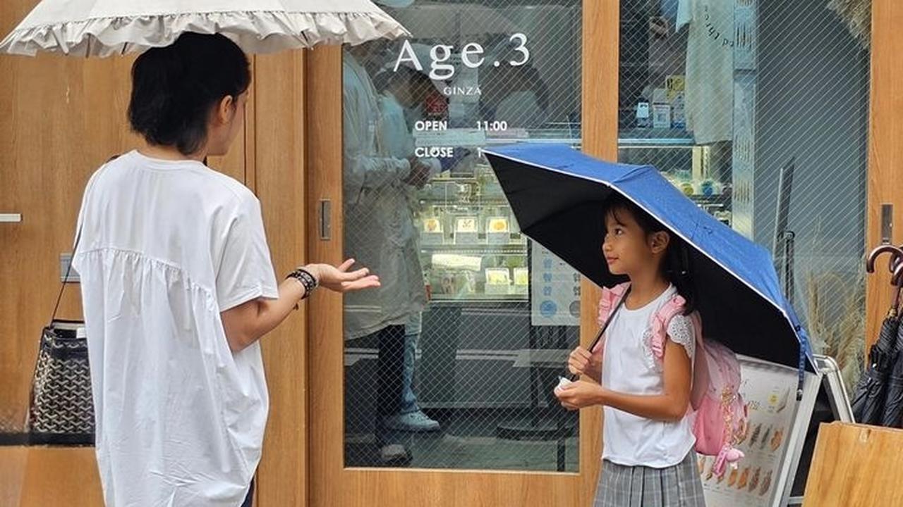 Menunggu Toko Buka Demi Mendapatkan Makanan Populer