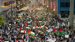 Ribuan warga Amerika pro-Palestina berbaris menuju Konsulat Israel saat melakukan protes di Chicago, Amerika Serikat, Rabu (18/10/2023). Ribuan demonstran turun ke jalan pusat Kota Chicago menyerukan gencatan senjata dalam konflik antara Israel dan Hamas karena ribuan orang telah tewas. (Tyler Pasciak LaRiviere/Chicago Sun-Times via AP)