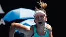 Petenis Belgia, Elise Mertens bersorak merayakan kemenangan atas petenis Ukraina Elina Svitolina di perempat final Australia Terbuka 2018, Selasa (23/1). Petenis non-unggulan itu menaklukkan Svitolina yang berstatus sebagai unggulan 4. (AP/Dita Alangkara)