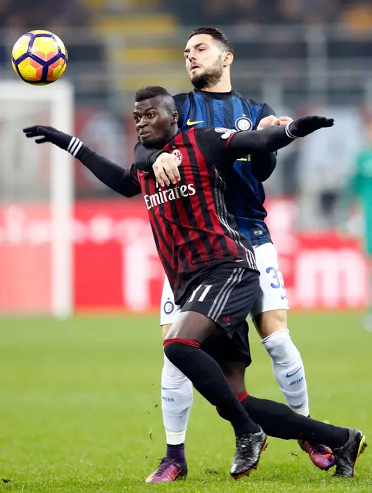 Penyerang AC Milan, M'Baye Niang berusaha mengejar bola dari kawalan bek Inter Milan, Danilo D'Ambrosio pada Liga Italia di Stadion San Siro, Milan, (20/11). AC Milan bermain imbang dengan Inter Milan dengan skor 2-2. (REUTERS/Alessandro Garofalo)