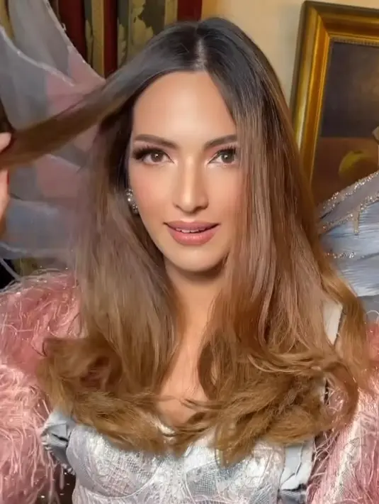 Pulasan makeup flawless oleh MUA @barry_irawan dan tatanan rambut yang di-blow sederhana pun menyempurnakan penampilan istri Ardi Bakrie itu. [@ramadhaniabakrie]