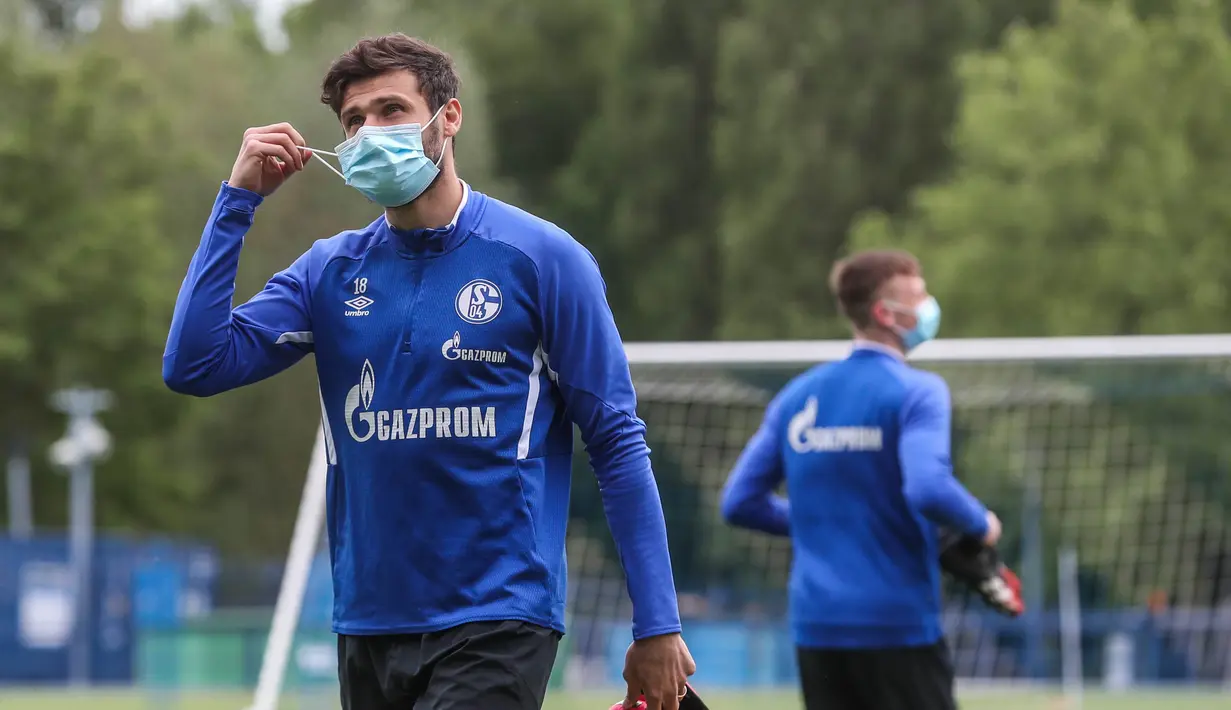 Pemain Schalke 04, Daniel Caligiuri, melakukan latihan di Gelsenkirchen (12/5/2020). Sejumlah klub menggelar latihan jelang bergulirnya kembali liga-liga di Eropa. (AFP/Tim Rehbein)